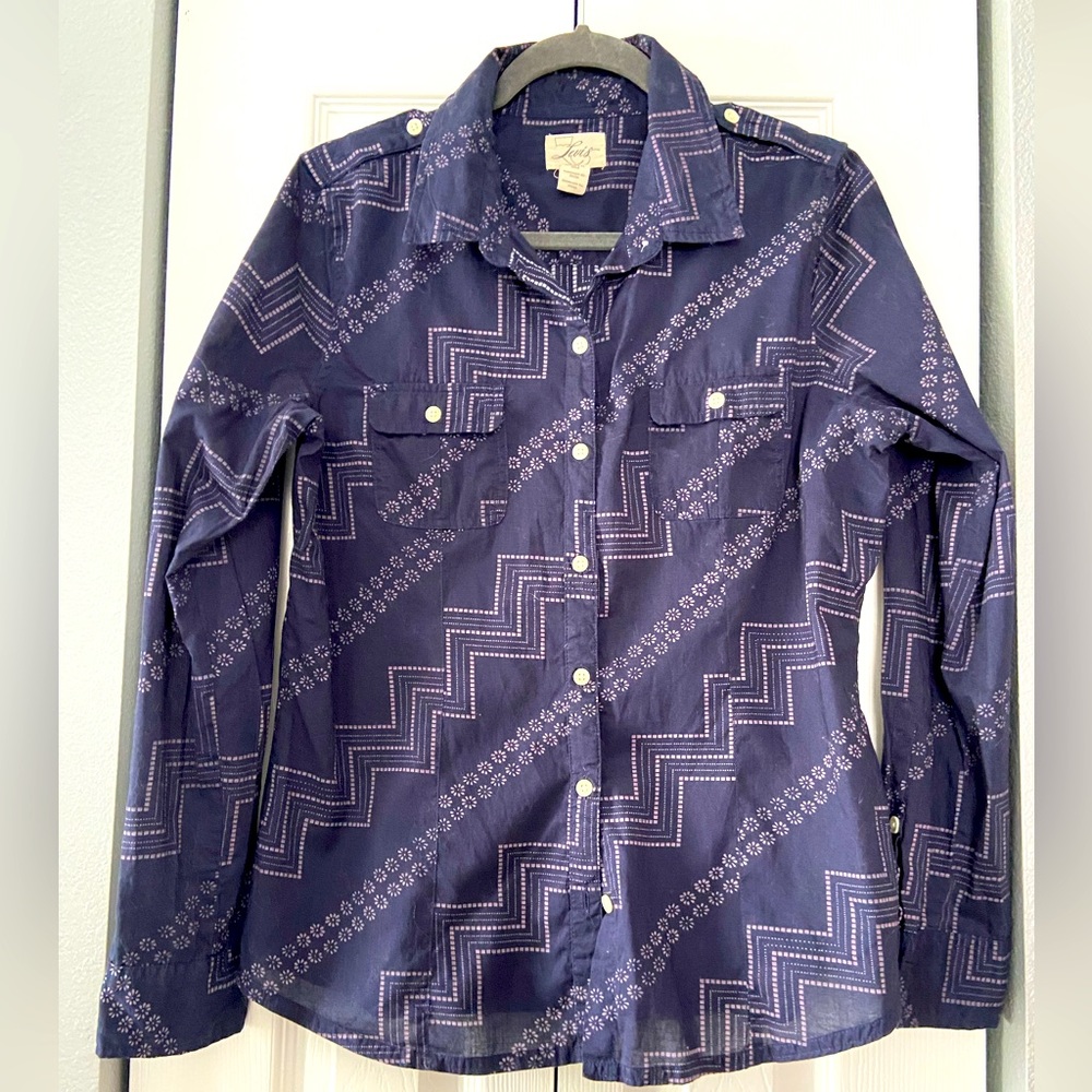 Levi’s ladies button down shirt with roll up sleeves with tie backs size L